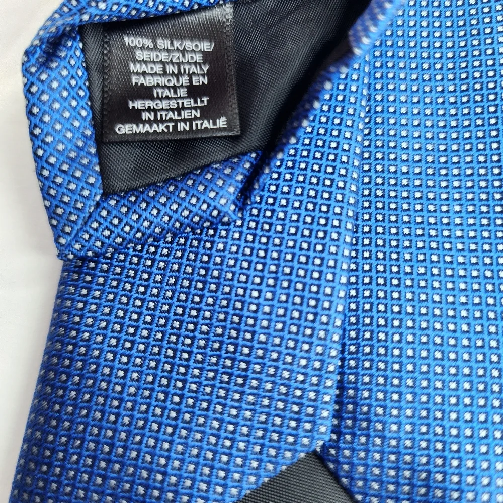 SAKS FIFTH AVENUE Blue Silk Tie.